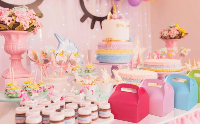 Przygotowania do imprezy, pudełka na prezenty, pudełka z papieru z uchwytami. 0