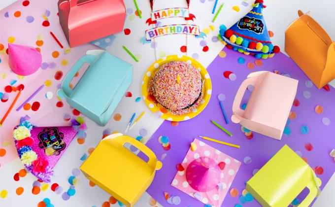 Przygotowania do imprezy, pudełka na prezenty, pudełka z papieru z uchwytami. 1